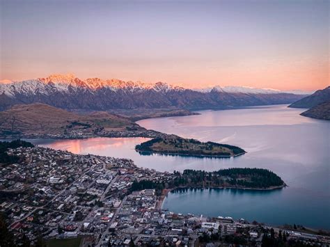 Live in Queenstown .